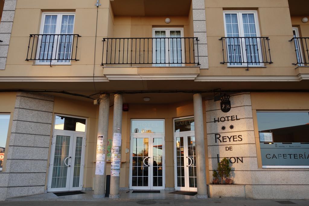 Hotel Reyes De Leon Санта-Мария-дель-Парамо Экстерьер фото