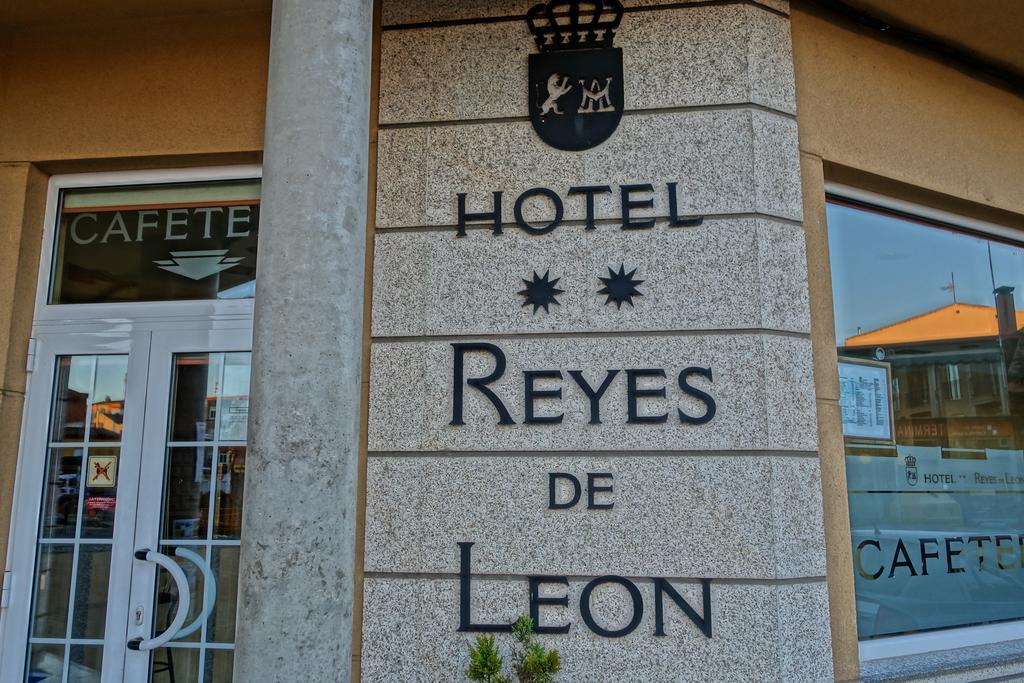 Hotel Reyes De Leon Санта-Мария-дель-Парамо Экстерьер фото